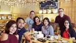 Bersama Keluarga dan Sahabat, Lihat Gaya Seru Novita Angie Kulineran