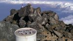 Anti Mainstream! 10 Foto Tunjukkan Pria Ini Bikin Latte Art di Puncak Gunung Indonesia