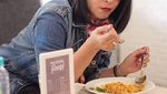 Bersama Keluarga dan Sahabat, Lihat Gaya Seru Novita Angie Kulineran
