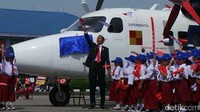 Bersama anak-anak SD dari Bandung, Jokowi menerbangkan pesawat kertas sebagai simbol Pesawat Nurnatio harus bisa terbang di udara.
