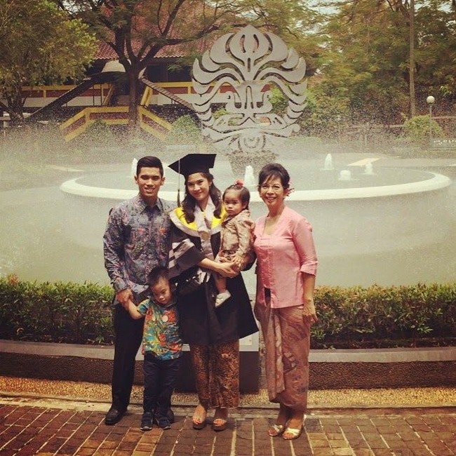 Aktris Dian Sastrowardoyo lulus S2 Fakultas Ekonomi, Universitas Indonesia (UI). Bintang film Ada Apa Dengan Cinta? itu juga mendapat predikat cum laude saat menjalani wisuda S2 pada 2014. (Foto: Dok. Instagram)