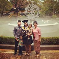 Aktris Dian Sastrowardoyo lulus S2 Fakultas Ekonomi, Universitas Indonesia (UI). Bintang film Ada Apa Dengan Cinta? itu juga mendapat predikat cum laude saat menjalani wisuda S2 pada 2014. (Foto: Dok. Instagram)