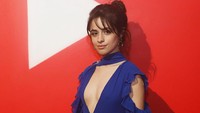 Kali ini, Camila Cabello tampil seksi dengan gaun berbelahan dada rendah. Tapi tak terkesan murahan toh? Foto: John Phillips/Getty Images