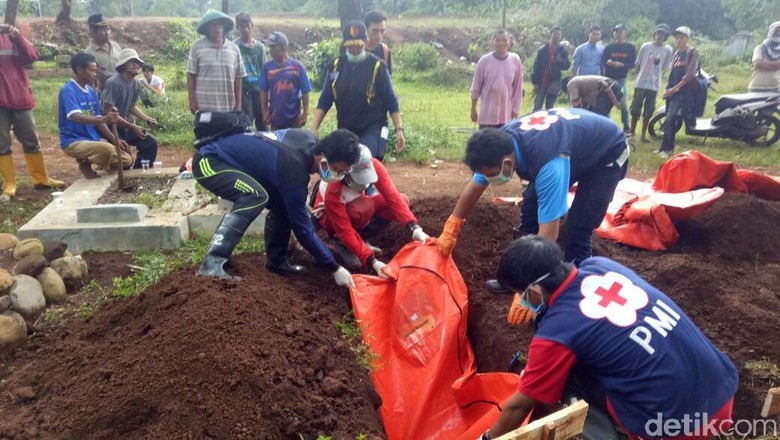 6 Potongan Tubuh Korban Longsor Brebes Dikuburkan 6 Potongan Tubuh Korban Longsor Brebes Dikuburkan