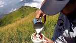 Anti Mainstream! 10 Foto Tunjukkan Pria Ini Bikin Latte Art di Puncak Gunung Indonesia