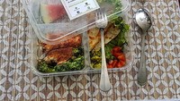 Frustasi melihat timbangan, ternyata Rossa dikirimi makan siang sehat oleh sepupunya. Isiannya ada ikan, tortila yang diberi alpukat dan tomat. Geelaaa sih enak dan lumayan mengenyangkan, tulis Rossa. Foto: Instagram @itsrossa910