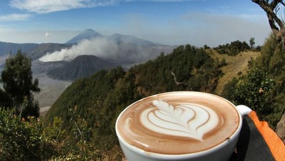 Anti Mainstream! 10 Foto Tunjukkan Pria Ini Bikin Latte Art di Puncak Gunung Indonesia