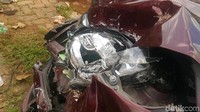 Ini penampakan penyok mobil di sisi kiri dari atas. 