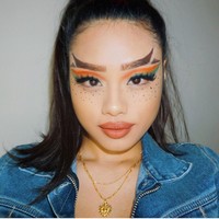 Para pecinta makeup yang menjadi followers Huda Beauty di Instagram pun ramai-ramai mencoba tren alis unik ini. Pecinta makeup dengan nama akun @lulubellhi salah satunya. Seperti inilah penampilannya dengan alis buntut ikan. Dia juga menambahkan detail freckles pada wajahnya. Foto: Dok. Instagram