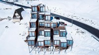 Menginap di sini, harganya cukup terjangkau. Per malamnya, hanya US$ 98 saja (setara Rp 1,3 juta). Tertarik? (The Quadrum Ski and Yoga Resort)