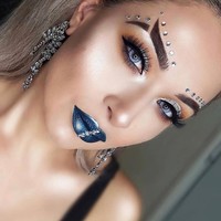 @glamsquadsydneymua membuat penampilannya semakin unik dengan tambahan detail swarovski dan lipstik warna biru. Foto: Dok. Instagram