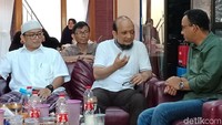 Pertemuan itu berlangsung sekitar 1,5 jam. Di akhir pertemuan, Anies bercerita jika mereka membahas soal keluarga dan bukan kasus teror yang dialami Novel. (Foto: Kanavino Ahmad Rizqo/detikcom)