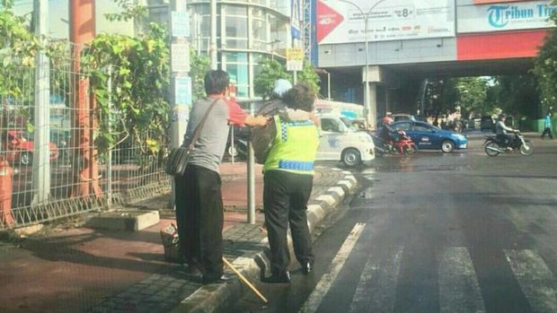 Aiptu Chaterina Yani kemudian menggendong nenek tersebut