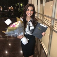 Penyanyi Ashanty menambah daftar artis yang tetap mengutamakan pendidikan meski disibukkan dengan aktivitas di dunia hiburan. Istri Anang Hermansyah itu baru saja menjalani sidang tesis untuk meraih gelar master di jurusan manajemen bisnis, Universitas Bina Nusantara. Ashanty mengunggah foto yang memperlihatkan penampilannya saat baru saja menyelesaikan sidang tesis. Pada keterangan foto, dia mengungkapkan berhasil mendapatkan nilai A untuk tesisnya. (Foto: Dok. Instagram)