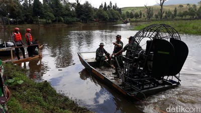 Potret TNI-Polri Keruk Telaga Hulunya Ciluwung