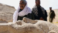 Seperti pada makam kuno Mesir lainnya, sarkofagus atau peti penyimpan jenazah juga ditemukan di situs ini. Pemilik sarkofagus ini pun masih misterius. Foto: Mohamed Abd El Ghany/Reuters