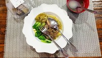 Sepertinya Rossa sedang diet nih. Dalam laman Instagramnya terlihat ada sepiring makan siang yang berisi mie dengan pangsit jamur. Dengan dessert pisang rebus dan semangka. Foto: Instagram @itsrossa910
