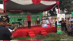 Potret Anies Kerja Bakti di Sepanjang Rel Koja