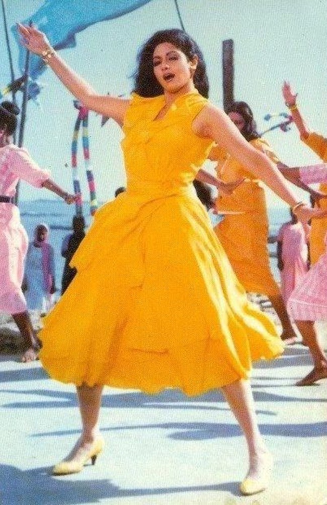 Sridevi saat unjuk kebolehan akting dan menarinya di film Gair Kaanooni (1989). (Foto: IMDb)