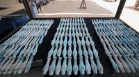 Patung-patung itu berukuran kecil dengan bentuk yang sama. Kegunaan dari ribuan patung ini masih misterius. Foto: Mohamed Abd El Ghany/Reuters