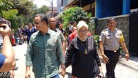 Anies dan istrinya bergandengan tangan menuju mobil.