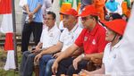 Potret Anies Kerja Bakti di Sepanjang Rel Koja