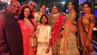 Keluarga Sridevi berpose bersama dalam pernikahan keponakannya yang digelar di Dubai. Foto: dok Instagram