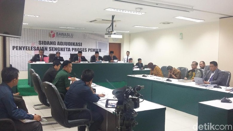 Yusril Hadiri Sidang Ajudikasi Bawaslu Yusril Hadiri Sidang Ajudikasi Bawaslu