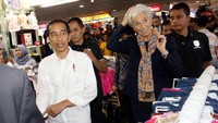 Usai berkeliling hampir 30 menit, Jokowi mengatakan, Bos IMF itu membeli beberapa pakaian. Dia mengajak Lagarde ke Pasar Tanah Abang juga untuk menunjukkan kegiatan sektor Usaha Kecil dan Menengah (UKM). Menurut Jokowi ada 19.000 lebih kios UKM yang berada di Pasar Tanah Abang. Hal itu juga menunjukkan sebagai kekuatan ekonomi.