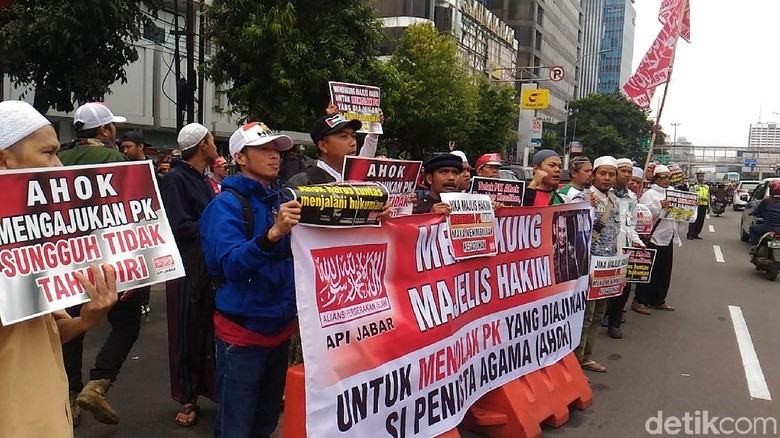 Massa Kontra Ahok Mulai Berdatangan di Eks PN Jakpus Massa Kontra Ahok Mulai Berdatangan di Eks PN Jakpus