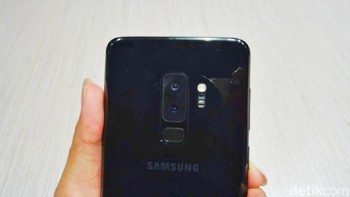 Sistem dua kamera belakang di S9+ cara kerjanya mirip yang dipakai di Note 8. Yaitu lensa kedua dengan focal length lebih panjang alias telephoto dengan bukaan f/2,4 dan berguna untuk menghasilkan efek portrait mode milik Samsung yang bernama Live Focus. Foto: Rachmatunnisa/detikINET