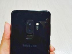Menggenggam Galaxy S9 dan S9+ yang Menawan