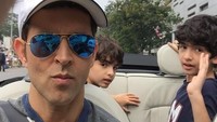 Memiliki wajah yang rupawan, kedua anak Hrithik selalu mencuri perhatian netizen, alias gagal fokus! (hrithikroshan/Instagram)