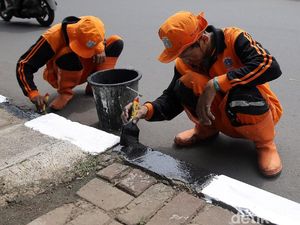 Pasukan Oranye Percantik Trotoar Jalan Rasuna Said