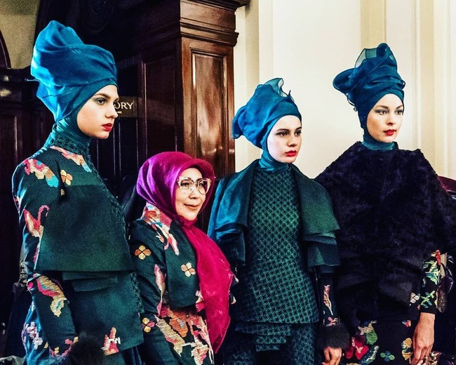 Jeny Tjahjawati tampil bersama tuty Adib di koleksi yang terinspirasi dari Bunga Loppo Bugis. Ia mengambil detail bordir, krisstal Swarocski, dan manik-manik. (Foto: Instagram)