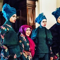 Jeny Tjahjawati tampil bersama tuty Adib di koleksi yang terinspirasi dari Bunga Loppo Bugis. Ia mengambil detail bordir, krisstal Swarocski, dan manik-manik. (Foto: Instagram)