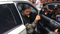 Menteri Perindustrian Airlangga Hartarto menjajal langsung mobil listrik. Ia mobil listrik tersebut sangat nyaman dan ringan.