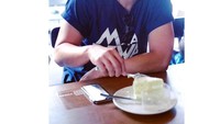 Duh, walau sudah punya tiga orang anak, penyanyi rock yang satu ini bisa dibilang awet muda. Makan cheesecake aja masih terlihat ganteng! Foto: Instagram @ariyowahab