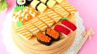 Eits, ini bukan sushi sungguhan. Ini adalah chiffon cake. Bentuknya mirip seperti sushi sungguhan ya, ada salmonnya juga. Foto: @susanne.decochiffon