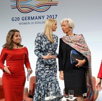Menjuntai dari atasannya, selendang tersebut sesekali menciptakan kesan anggun seperti Christine Lagarde pakai saat bertemu Ivanka Trump 2017 silam.  (Foto: Getty Images)