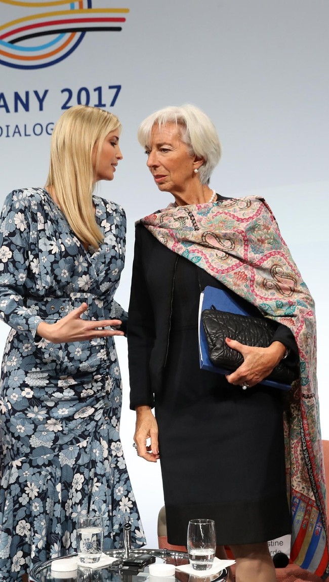 Menjuntai dari atasannya, selendang tersebut sesekali menciptakan kesan anggun seperti Christine Lagarde pakai saat bertemu Ivanka Trump 2017 silam.  (Foto: Getty Images)