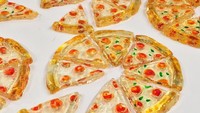  Duh,ini gemesin banget deh. Seperti gantungan kunci pizza yang terbuat dari plastik. Padahal ini permen! Foto: Instagram @maayan.zilberman