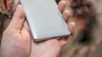 Kedua smartphone ini telah menjalankan sistem operasi Android Oreo 8.0. (Foto: cnet)