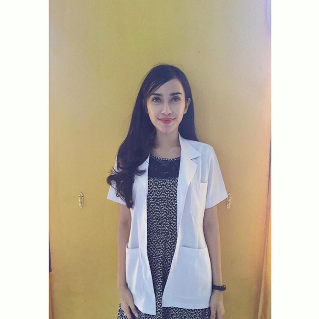 Wanita kelahiran Lhokseumawe ini juga merupakan seorang dokter. Foto: Instagram