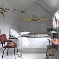 Cat kamar dengan satu warna saja untuk kesan ruangan lebih lega, pilihannya adalah warna putih atau terang. Pilih juga furnitur dan perabot berwarns senada atau lembut. Foto: Istimewa