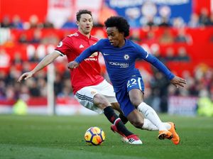 Kocaknya Willian Saat Coba Intip Catatan Matic dari Mourinho