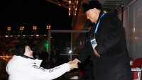 Kim Yong Chol juga tampak bersalaman dengan Kim Jung-sook, istri Presiden Moon (Foto: Dok. Yonhap News via Reuters)