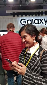 Dian Sastro Girang Sambut Galaxy S9 dan S9+ 