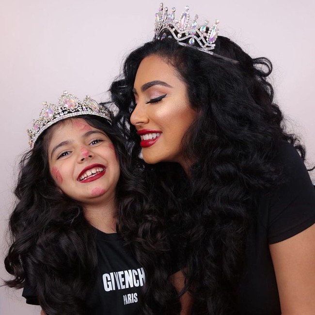 Menurut laporan, satu nilai foto di Instagram Huda Beauty bernilai 66 ribu dirham atau sekitar Rp 245 juta.  Foto: Instagram