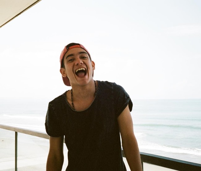 Pakai kaos oblong dengan celana pendek tetap membuat Adipati terlihat ganteng. Mungkin karena gayanya yang santai tersebut membuat pria yang hobi fotografi itu tampak awet muda. Foto: dok. Instagram